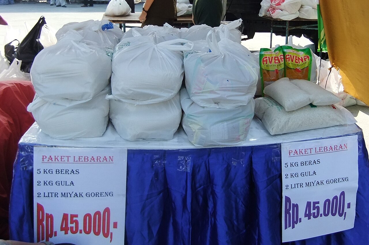Penyaluran bansos purwasari